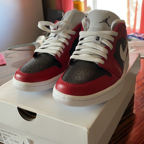 Jordan red white back woman size 6.5 - Picture 4 of 4